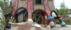 abensberg-hundertwasser-turm-eingang-panorama Ausflugsziel Hundertwasserturm bei Abensberg mit Brauerei