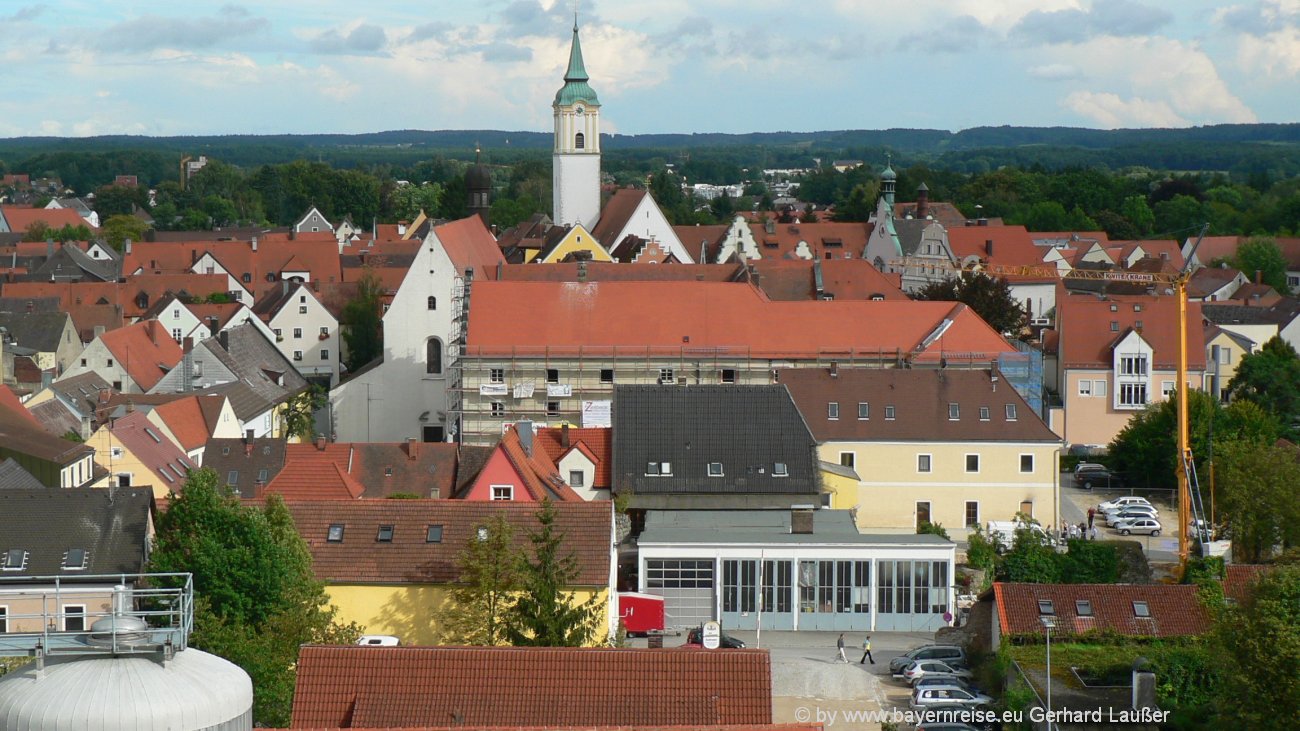 abensberg-stadt-aussichtsturm-hundertwasser-blick-auf-kirche-1300