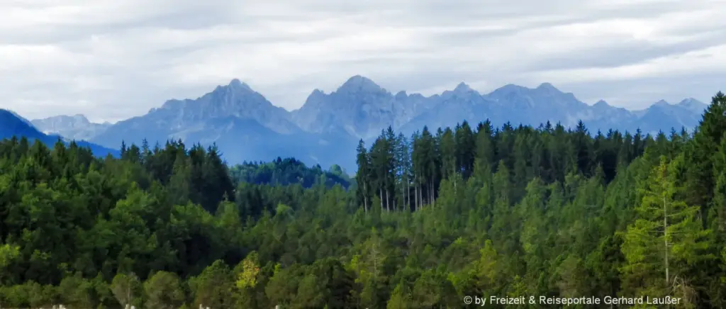 Laufszene in Bayern Trailrunning im Allgäu mit Alpenblick