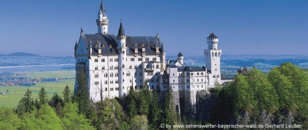 bekanntes Wahrzeichen in Bayern das Schloss Neuschwanstein Tagesausflüge in Bayern für Erwachsene und Kindern - das bekannte Wahrzeichen Schloss Neuschwanstein