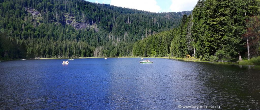 Wanderung am Großen Arbersee Großer Arbersee im Bayerischen Wald - sehenswerter Ausflugssee