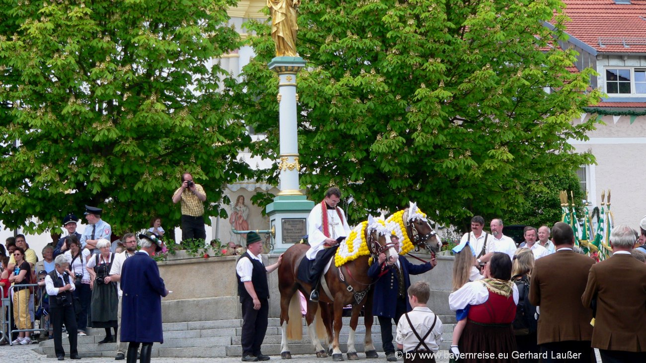 bad-koetztinger-pfingstritt-kirche-marktplatz-bittprozession-1300