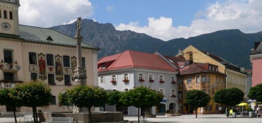 bad-reichenhall-ausflugsziele-stadtplatz-brunnen-rathaus-sehenswertes