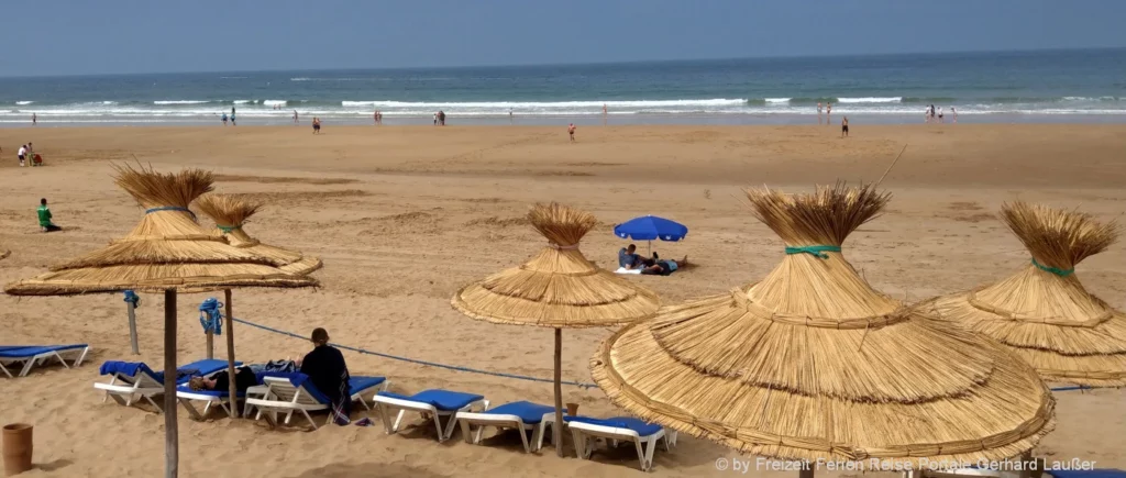 badeurlaub-strandurlaub-meer-liegen-sonnenschirme-schwimmen