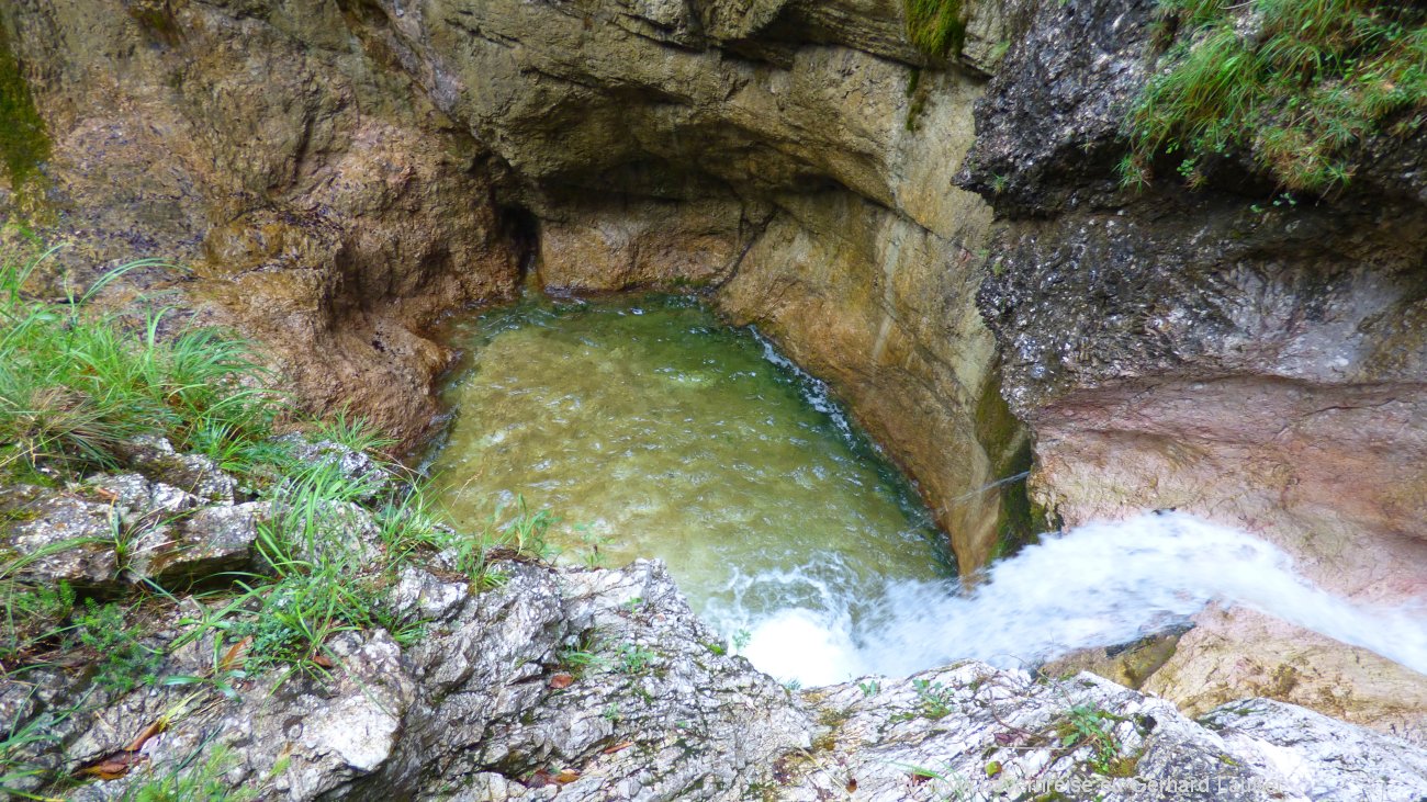 berchtesgaden-almbachklamm-02-wasserfall-loch-1300