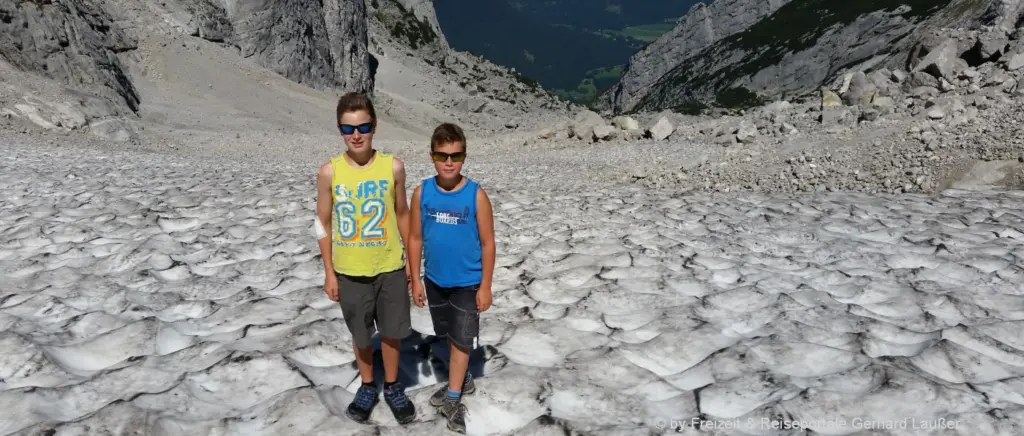 Sonnenschutz in den Bergen - Sonnenbrillen zum Wandern für Kinder