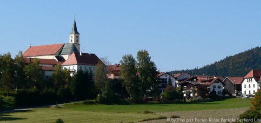 ausflugsziele-bischofsmais-sehenswürdigkeiten-niederbayern-dorfansicht-panorama-660