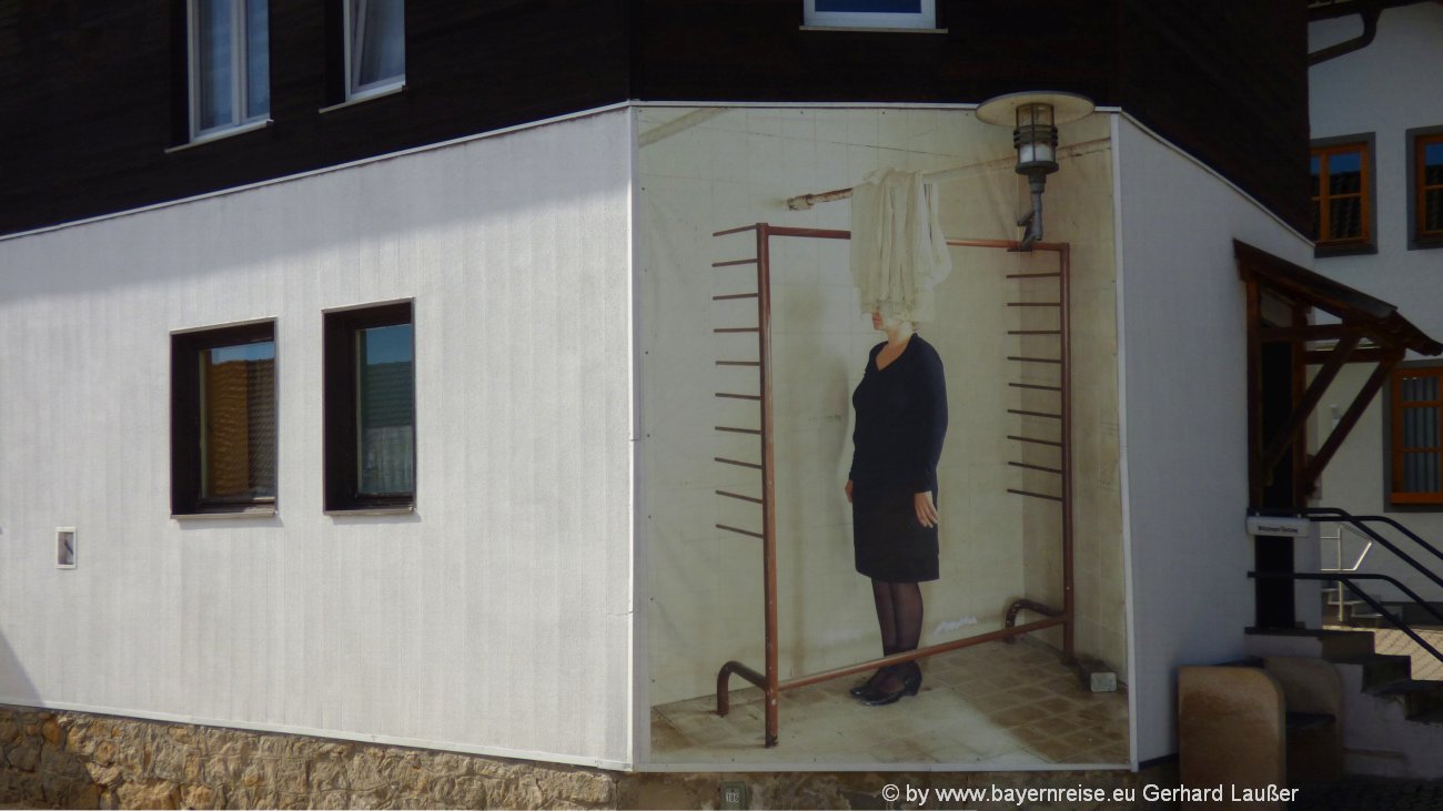 blaibach-kunstwerk-bild-an-hauswand-sehenswertes-optische-taeuschung-1300