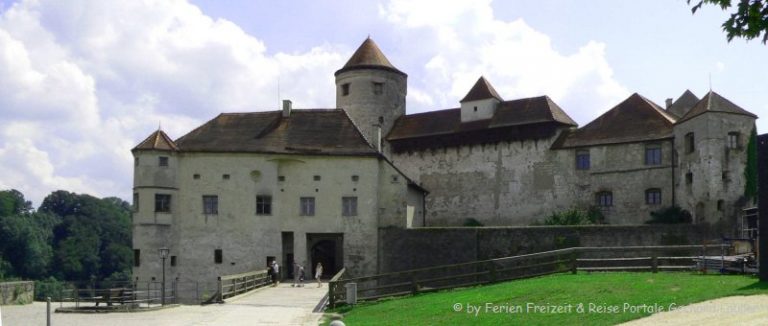 burghausen-längste-burg-europas-gesamtansicht-panorama-660