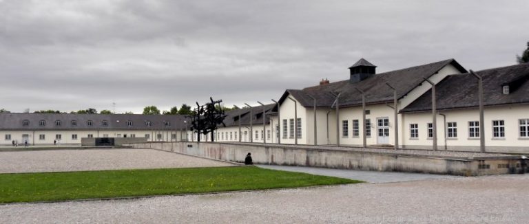 dachau-kz-gedenkstätte-ausflugsziele-innenhof-panorama-660