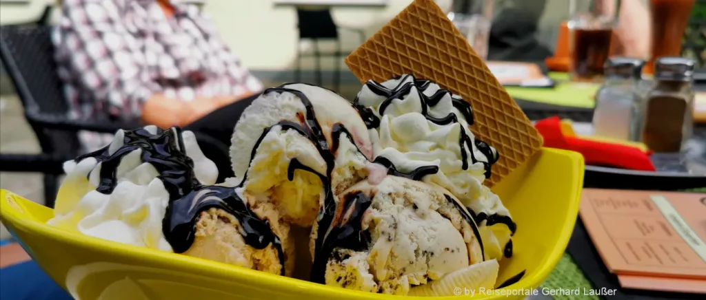 Lecker Eis schlecken beim Campingausflug Deutschland