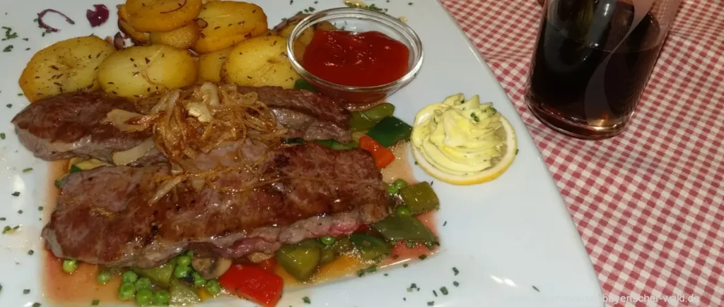 Essen gehen Gasthof Steaks grillen mit Kartoffeln Wirtshaus