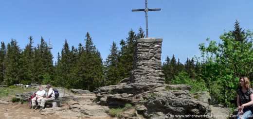 falkenstein-bergwanderung-bayerischer-wald-gipfelkreuz-nationalpark