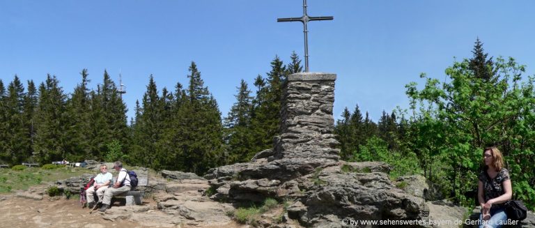falkenstein-bergwanderung-bayerischer-wald-gipfelkreuz-nationalpark