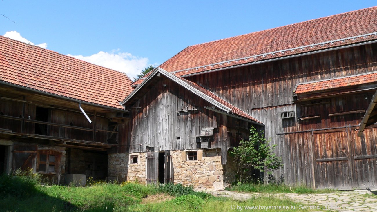 finsterau-freilichtmuseum-ausflugsziele-bayerischer-wald-innenhof-1300