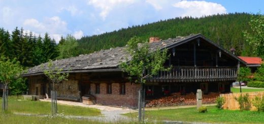 finsterau-freilichtmuseum-ausflugsziele-freizeit-bauernhof-panorama-660