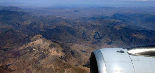 Flugreisen über Berge Landschaft Erde Flugzeug Triebwerk Turbine