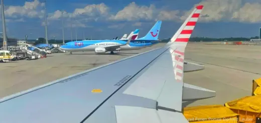 Flugreisen ab Deutschland Europa Urlaub Flughafen Landebahn und Flugzeug