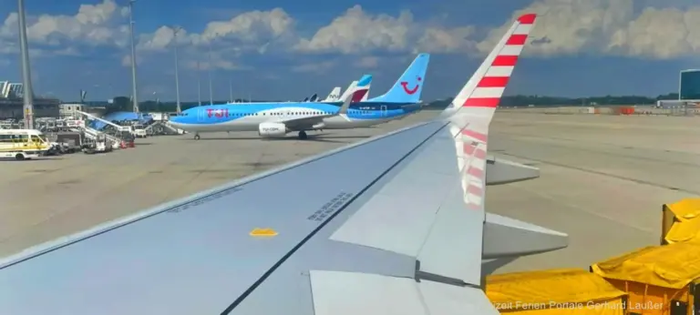 Flugreisen ab Deutschland Europa Urlaub Flughafen Landebahn und Flugzeug