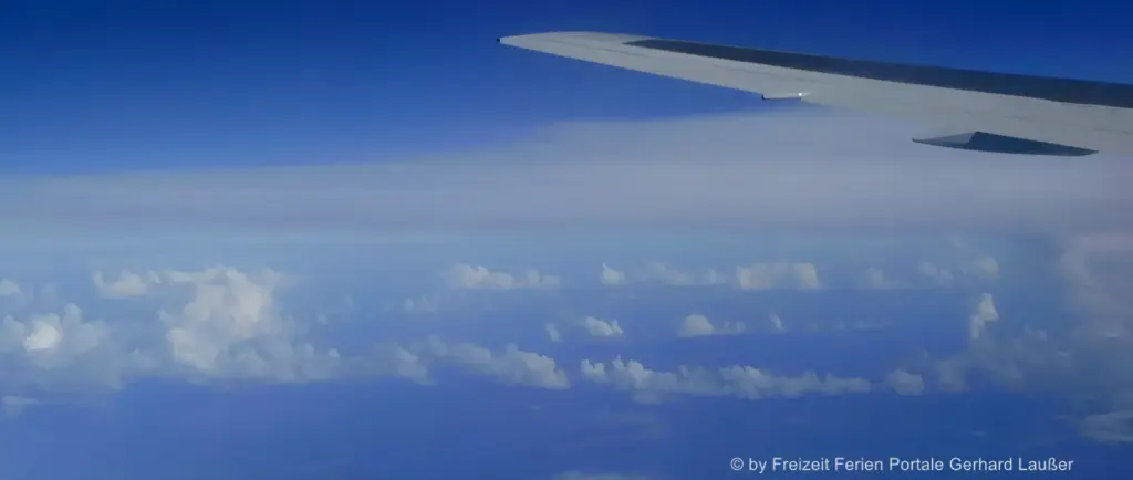 flugreisen-urlaub-fernreisen-flugzeug-ueber-den-wolken