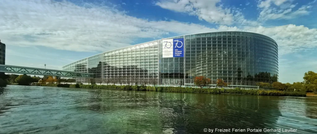 Kurzurlaub in Frankreich Wahrzeichen Straßburg Europaparlament  Glaspalast