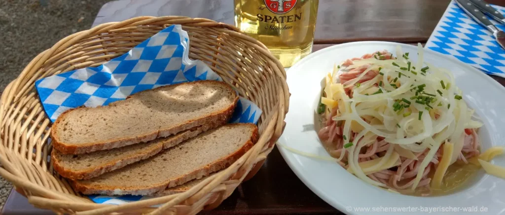 Lecker Essen im Biergarten in Bayern Wurstsalat essen