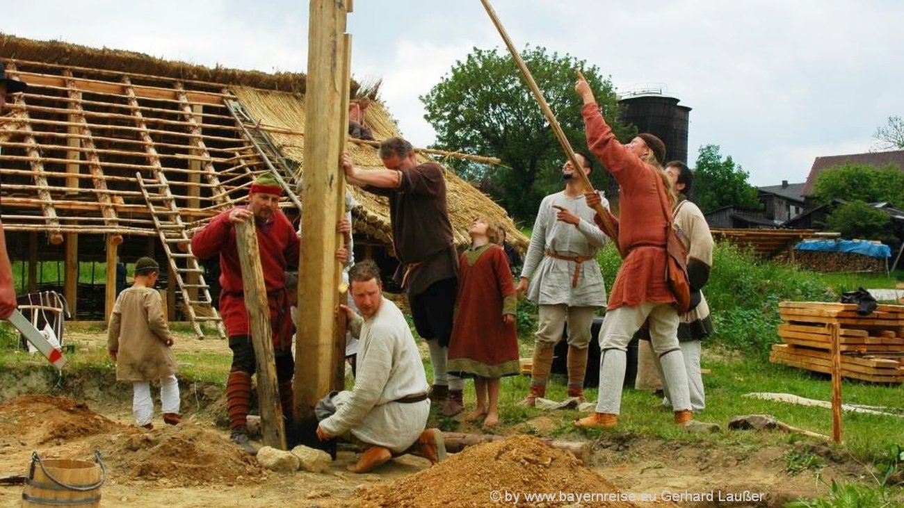 geschichtspark-baernau-tachov-errichtung-firstpfosten-1300