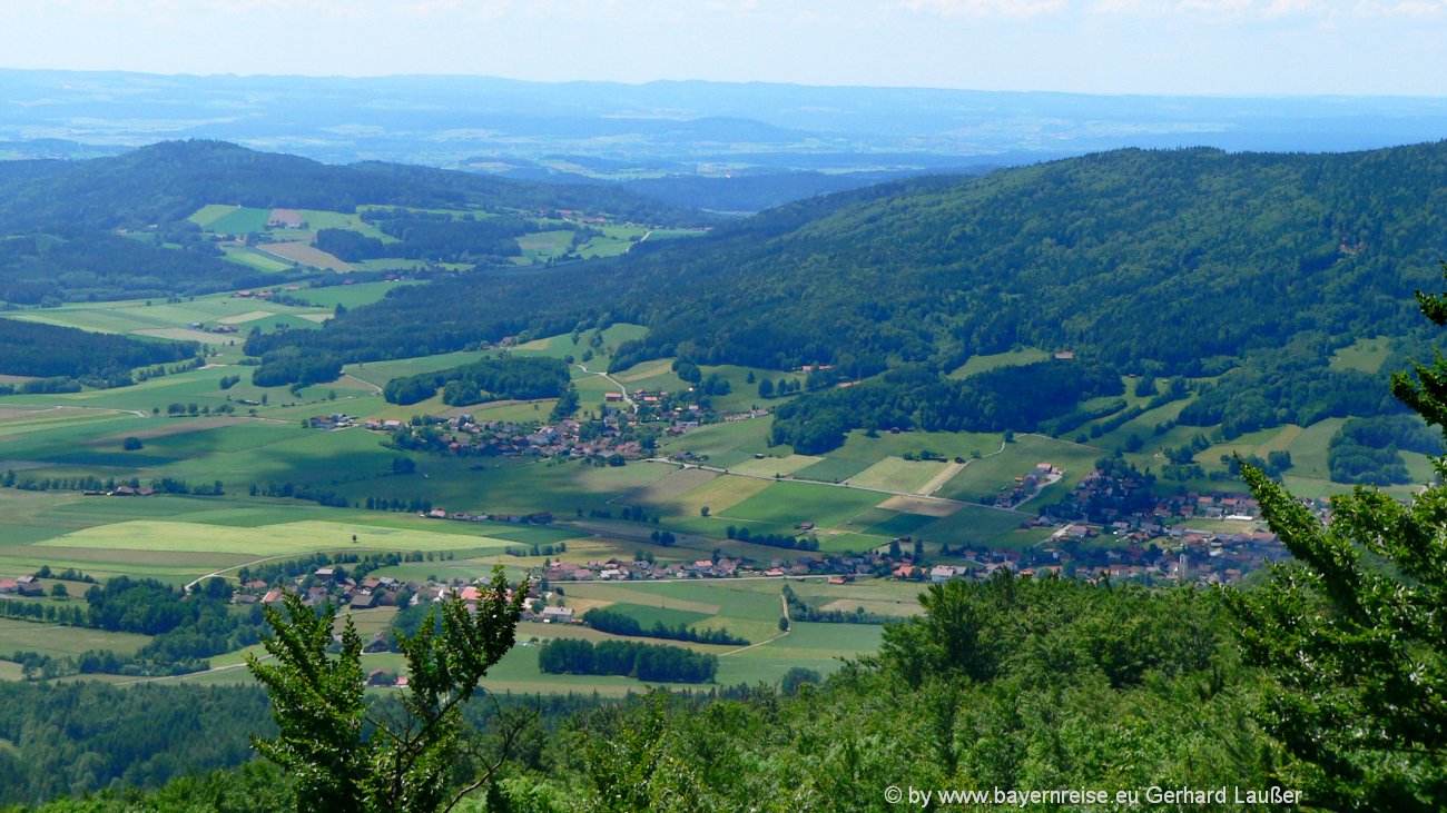 gibacht-bergwanderung-ausssichtspunkt-leutturm-blick-nach-gleissenberg-1300