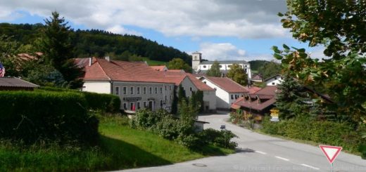 gotteszell-ausflugsziel-bayerischer-wald-ort-kirche-panorama-660
