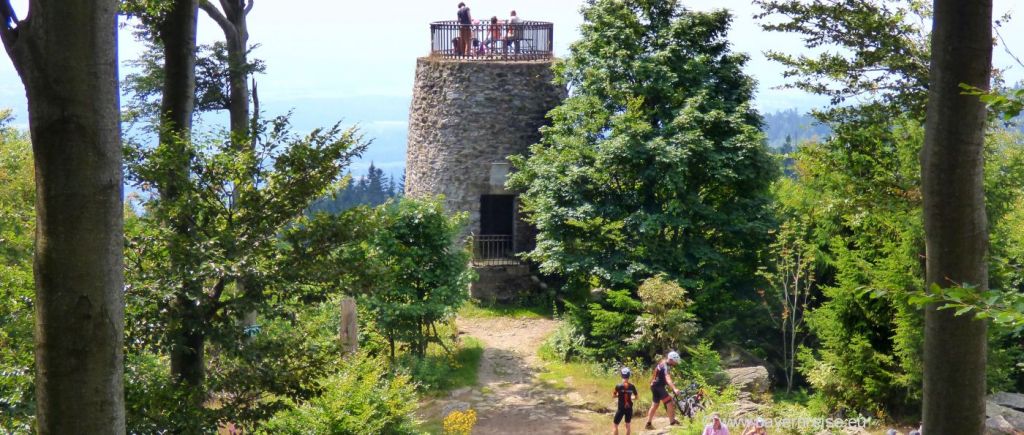 Hirschenstein Aussichtsturm Bayerischer Wald Niederbayern Besser schlafen mit Ausflüge frische Luft und Natur im Urlaub