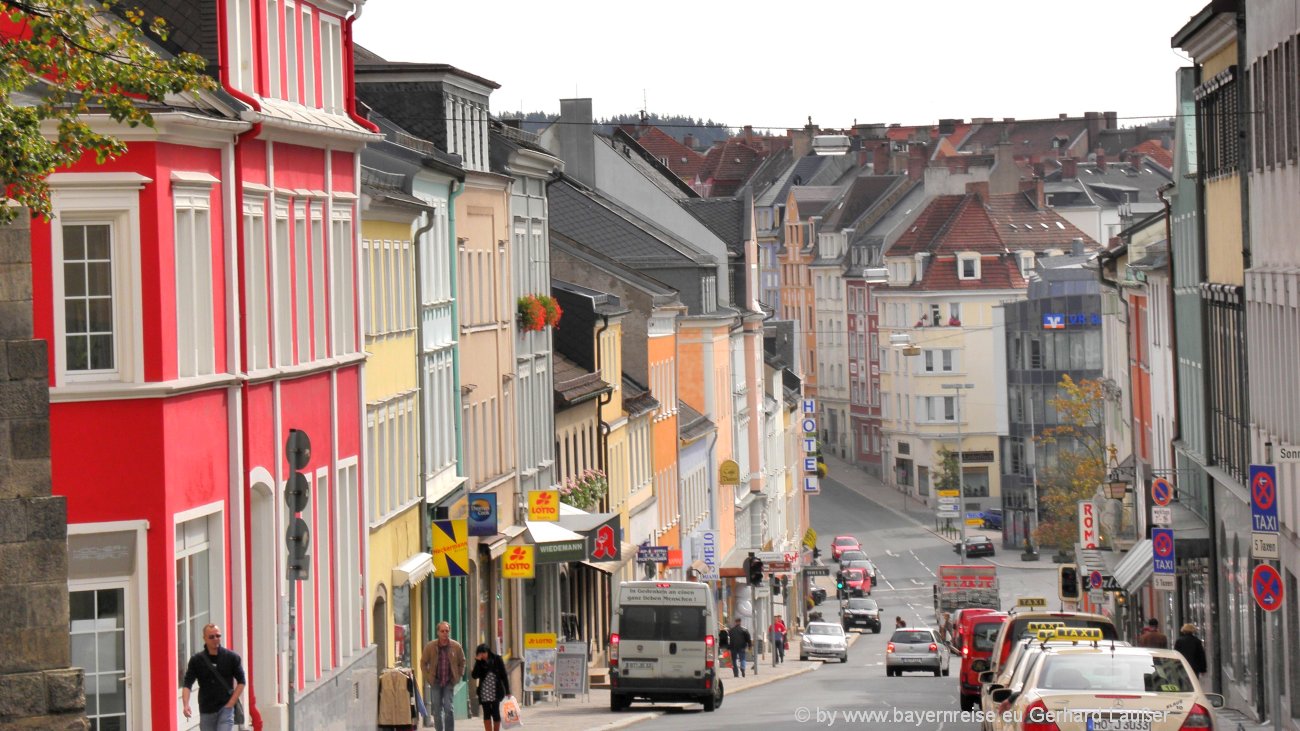 hof-stadt-sehenswertes-belebte-strasse-ausflugsziele-oberpfalz-1300