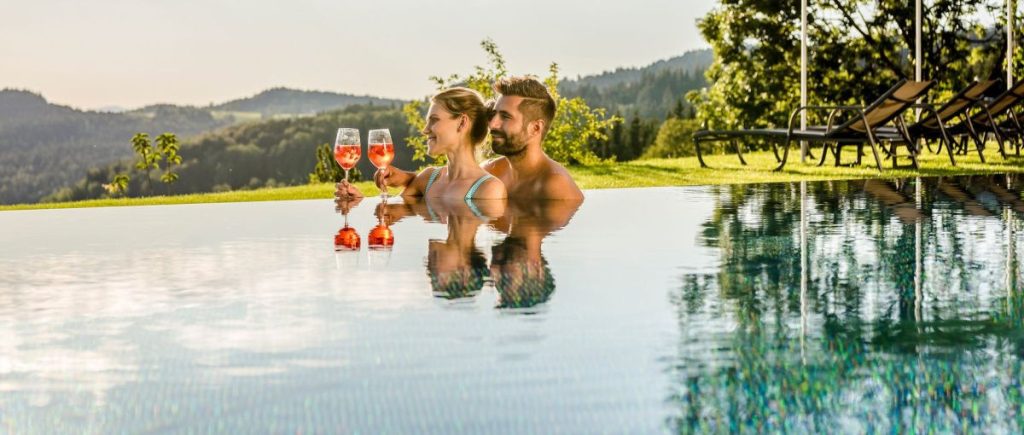 Bergdorf und Berghotel mit Swimming-Pool