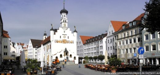 kempten-ausflugsziele-allgaeu-sehenswürdigkeiten-rathausplatz-strassencafe