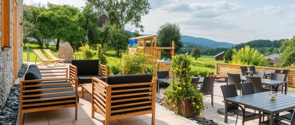 Bayerischer Wald Pension mit Sonnenterrasse und Spielplatz
