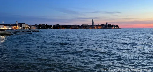 Strandurlaub Kroatien Badeurlaub am Meer Stadt Skyline Nacht