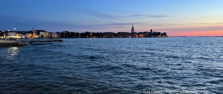 Strandurlaub Kroatien Badeurlaub am Meer Stadt Skyline Nacht