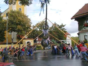Feste und Bräuche in Bayern Kirtabaum aufstellen Feste und Bräuche in Bayern Kirtabaum aufstellen