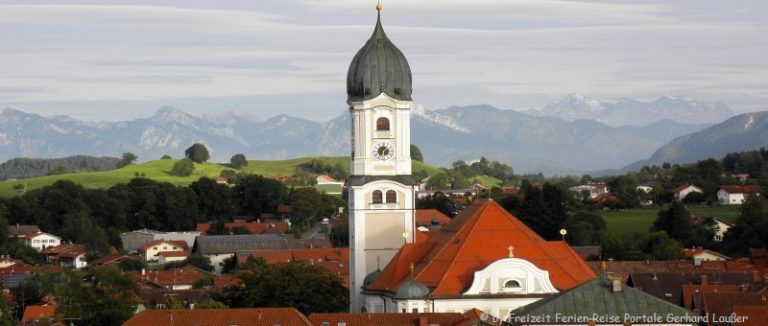 ausflugsziele-nesselwang-sehenswürdigkeiten-kirche-alpen-berge