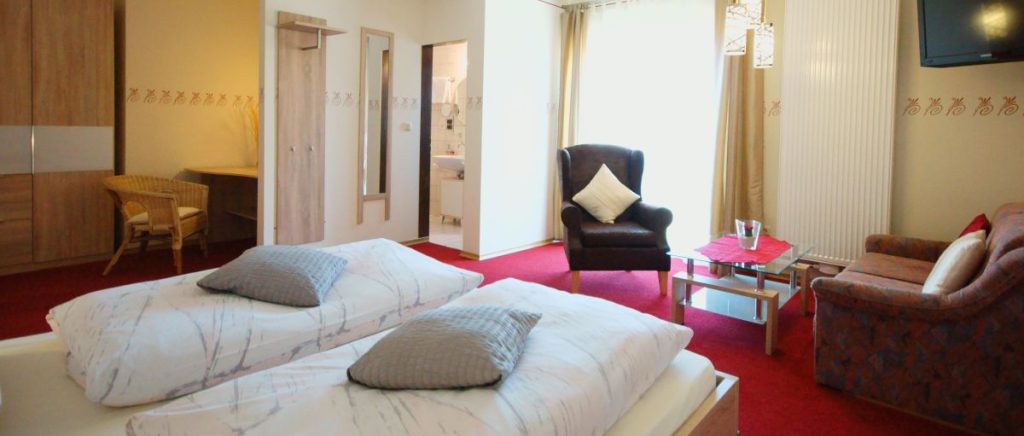 Motorrad Hotel Übernachtung im Zimmer mit Frühstück