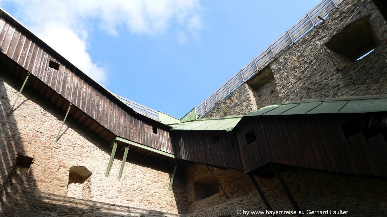 neunussberg-burgruine-aufgang-zum-turm-ausflugstipps-bayerwald-1300