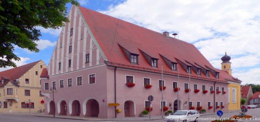 neustadt-an-der-donau-sehenswertes-niederbayern-rathaus-ausflugsziele