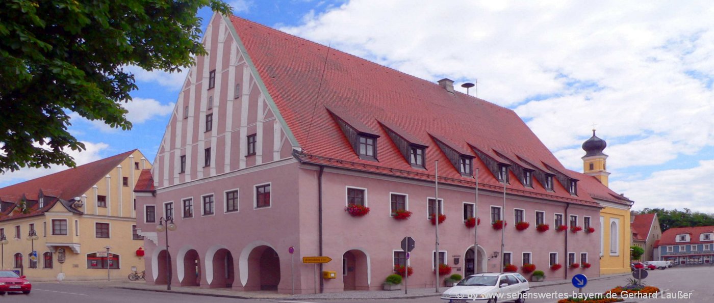 Bedeutende Sehenswürdigkeiten in Neustadt a. d. Donau Ausflugsziele Umgebung neustadt-an-der-donau-sehenswertes-niederbayern-rathaus-ausflugsziele