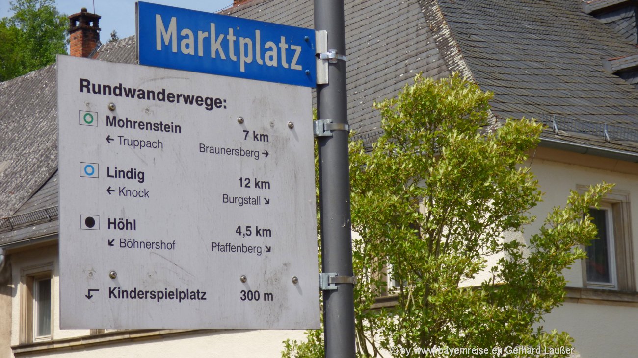 obernsees-ortsteil-von-mistelgau-marktplatz-schilder-wanderwege-1300