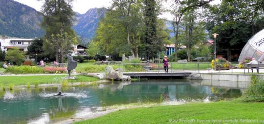 ausflugsziele-oberstdorf-sehenswürdigkeiten-kurpark-teich-brücke-kunst