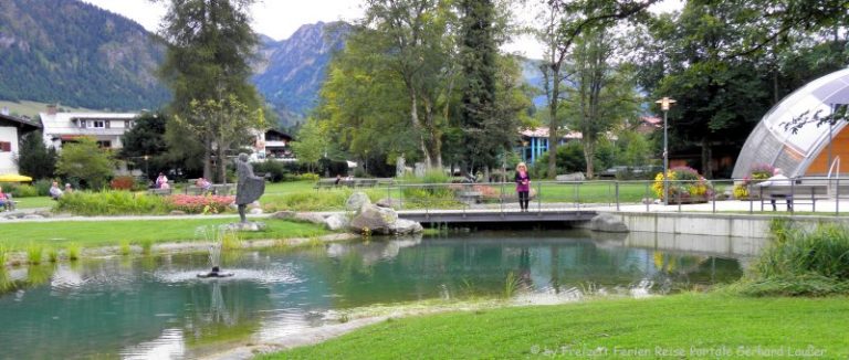 ausflugsziele-oberstdorf-sehenswürdigkeiten-kurpark-teich-brücke-kunst
