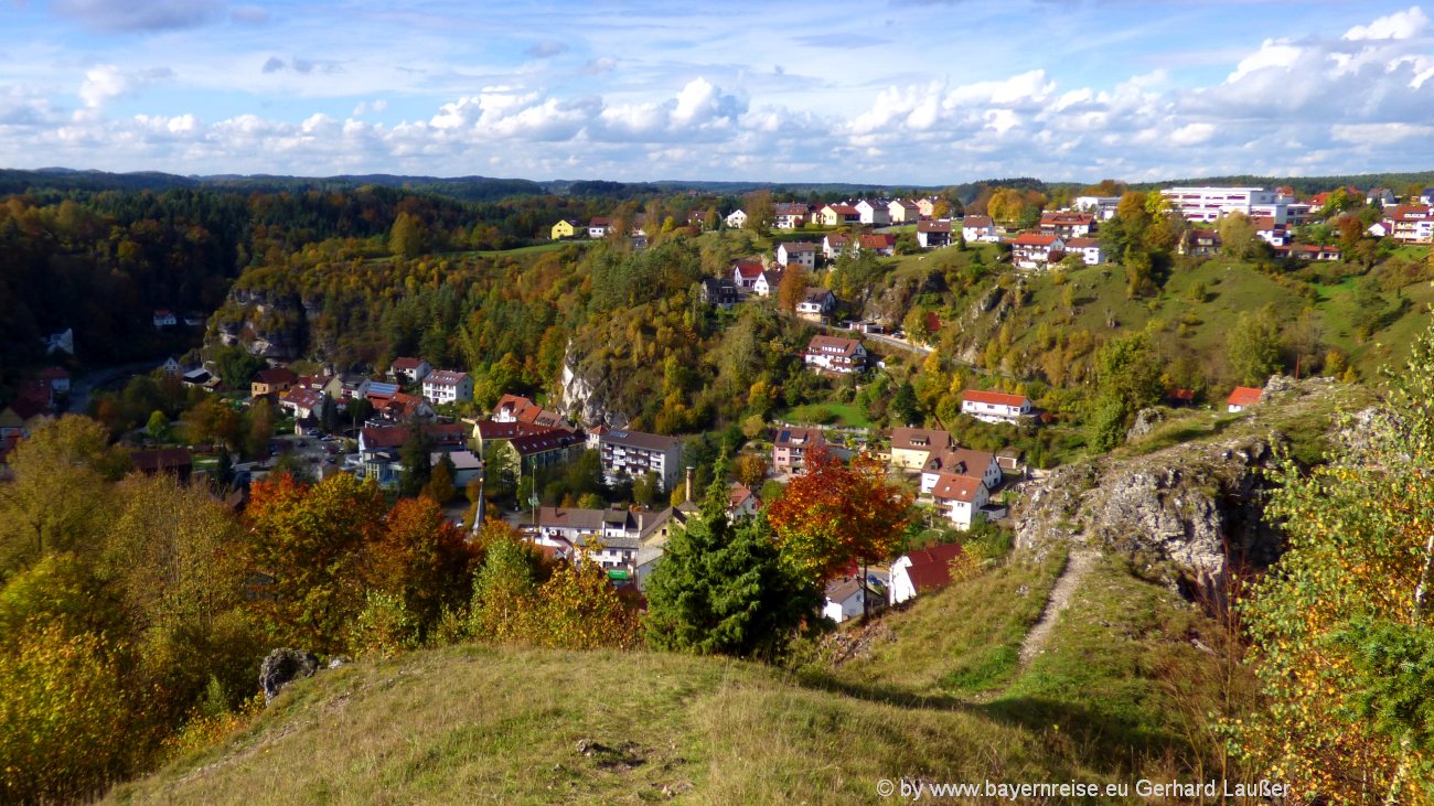 pottenstein-burg-aussichtspunkt-blick-auf-stadt-landschaft-1300