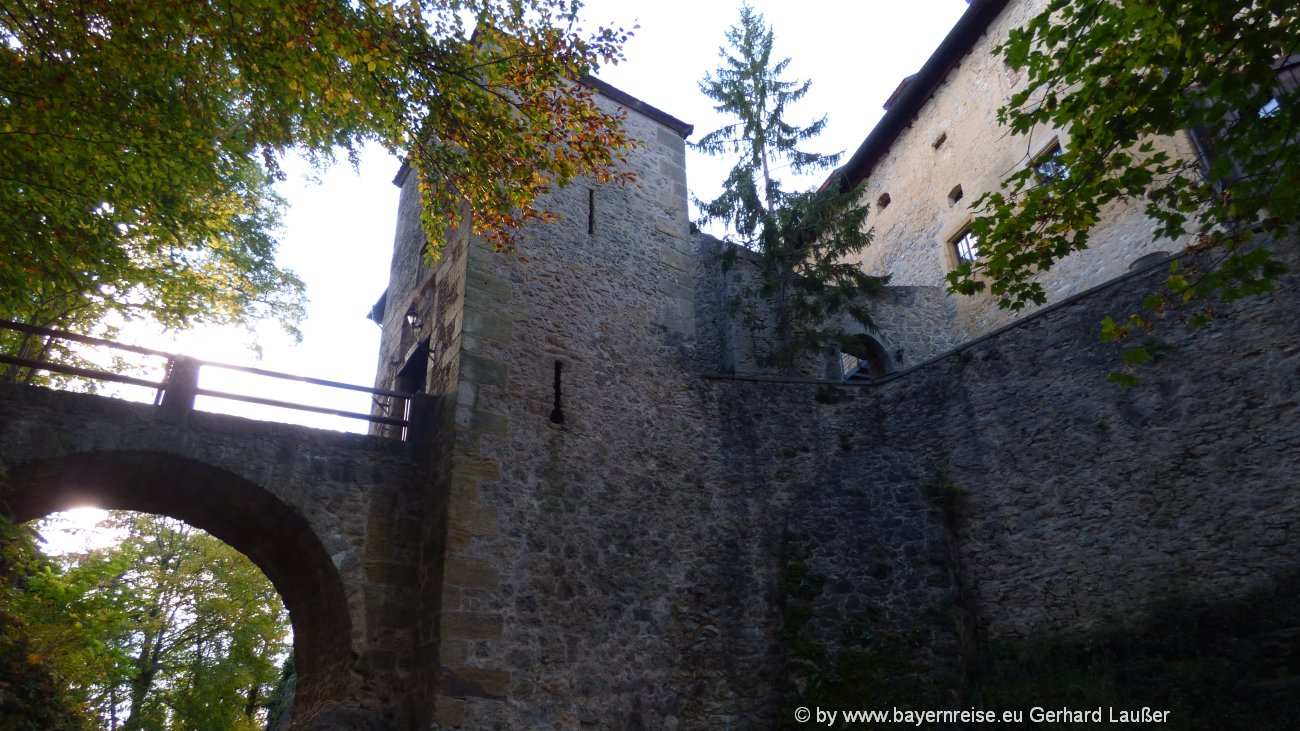 rabeneck-burg-sehenswuerdigkeiten-burggraben-mauer-bruecke-durchgang-1300