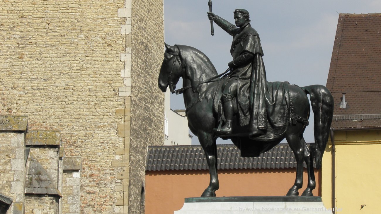 regensburg-stadt-denkmal-reiterstatue-reiseführer-sehenswürdigkeiten