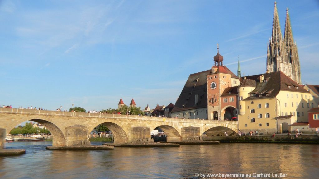 Regensburg steinerne Brücke und Dom Mittelalterliche Städte in Bayern Regensburg in der Oberpfalz Wahrzeichen