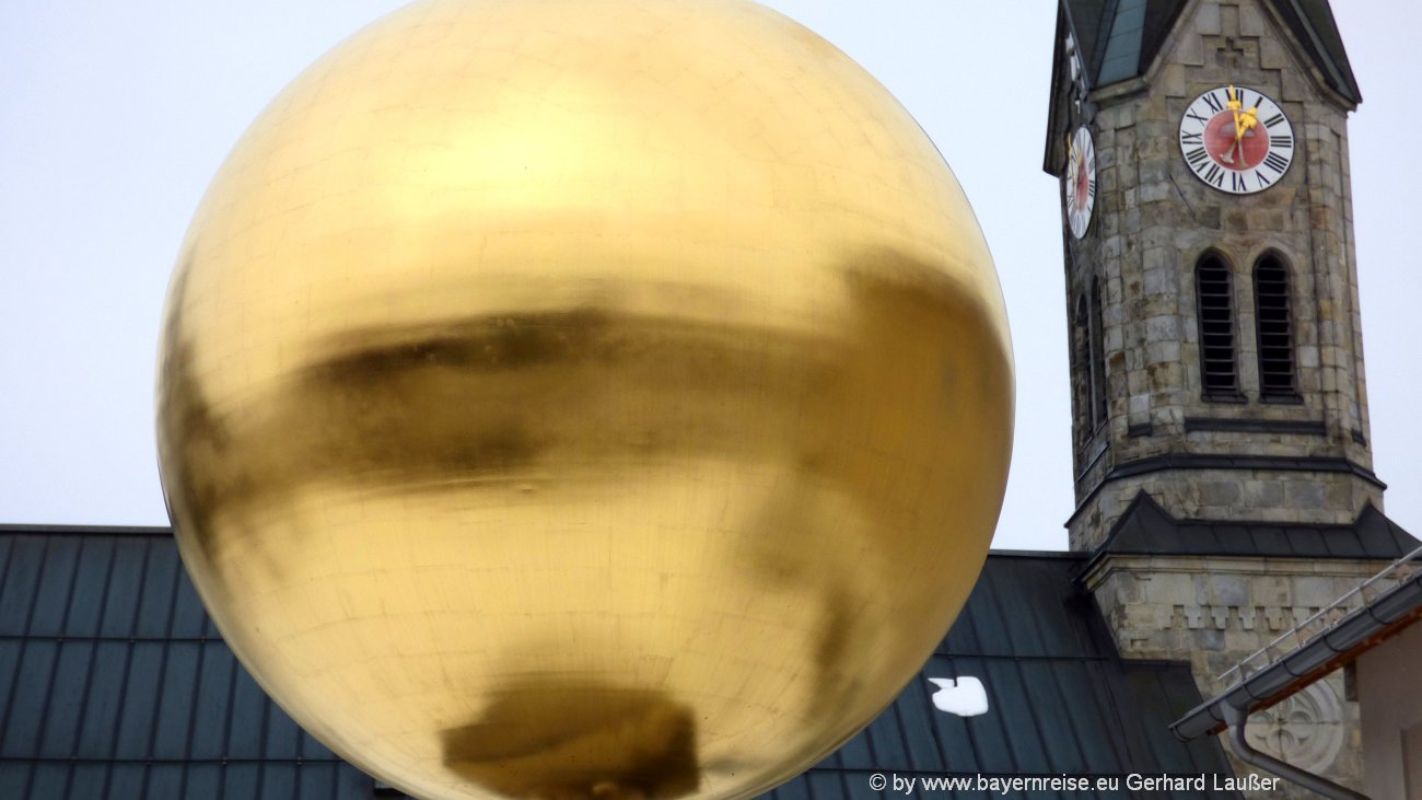 sonnen-kirche-sonnensystem-wanderweg-bayern-goldene-kugel-1300